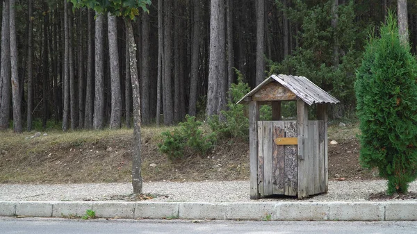 Nowoczesny Ekologiczny Drewniany Kosz Śmieci Lub Kosz Parku Czarną Plastikową — Zdjęcie stockowe