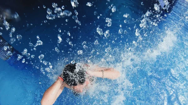 Mulher Rhydrotherapy Elaxing Sob Fluxo Jato Água Resort Spa — Fotografia de Stock
