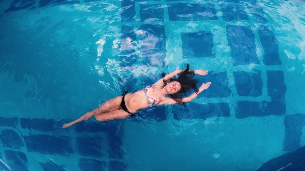 Directement Dessus Une Femme Heureuse Nageant Dans Une Piscine Vue — Photo