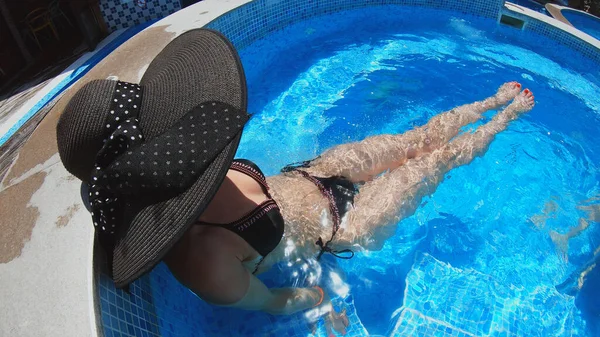 美容美发 在室外温泉游泳池里放松的性感女子 — 图库照片