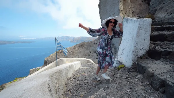 Mujer Vestido Disfrutar Isla Santorini Las Escaleras Corazón Santorini Iglesia — Foto de Stock