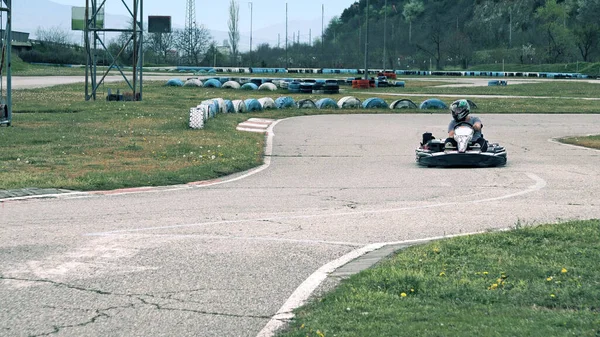 Teen Driver Drive Kart Auf Outdoor Track Filmische Steadicam Aufnahme — Stockfoto