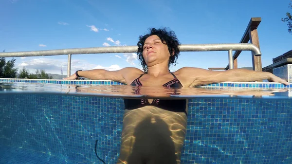 Половина Подводного Снимка Сексуальной Женщины Расслабляющейся Гидротерапии Термальном Бассейне — стоковое фото