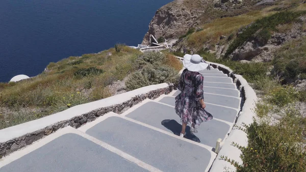 Viaje Turista Mujer Feliz Despertando Escaleras Santorini Islas Griegas Grecia — Foto de Stock