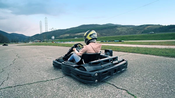 Κορίτσι Αυτοκίνητο Kart Karting Αγωνιστικά Στρογγυλό Δρόμο — Φωτογραφία Αρχείου