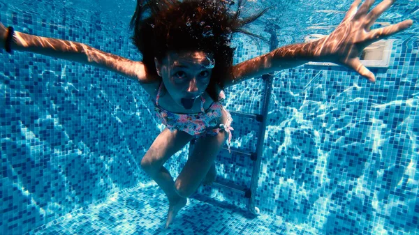 Menina Feliz Fazendo Caretas Engraçadas Debaixo Água Piscina — Fotografia de Stock