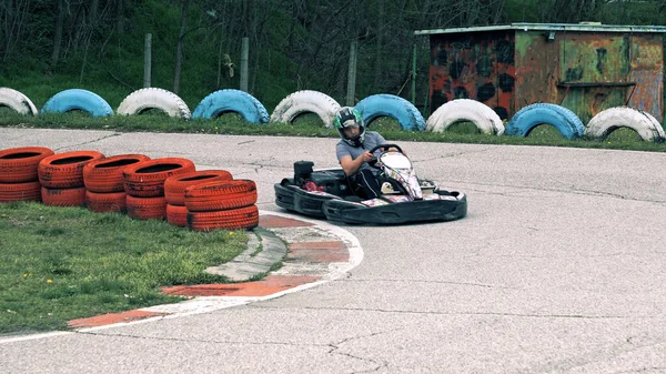 Kartfahren Mädchen Fahren Kart Auf Outdoor Bahn — Stockfoto