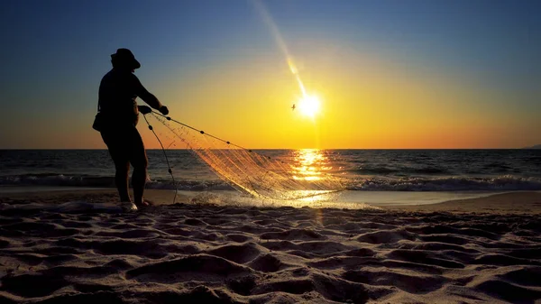 Pescador Costa Oceânica Com Rede Ação Quando Pescando Tiro Cinematográfico — Fotografia de Stock