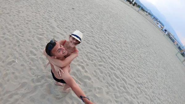 Счастливые Отец Дочь Обнимаются Улыбаются Пляже — стоковое фото