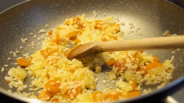 Gotowanie Pyszne Risotto Warzywami Patelni Punkt — Zdjęcie stockowe