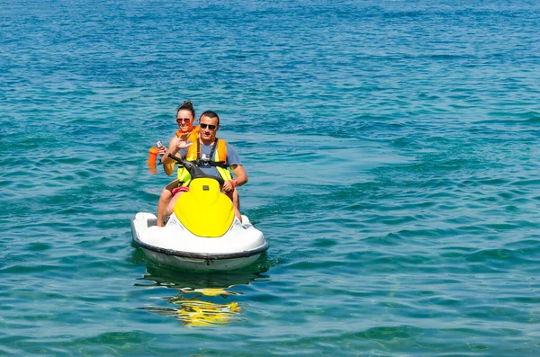 Pareja Personas Divirtiéndose Con Jetski — Foto de Stock