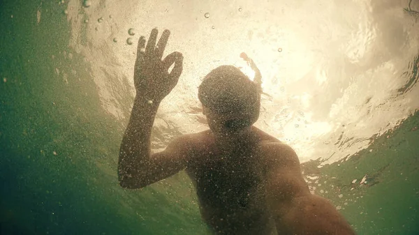 Snorkeling Άνθρωπος Μάσκα Καταδύσεις Στη Θάλασσα Και Δείχνει Σημάδι Χειρονομία — Φωτογραφία Αρχείου