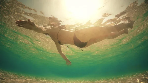 Sexy Female Bikini Relaxing Lying Sea Water Surface Backlit Summer — Stock Photo, Image