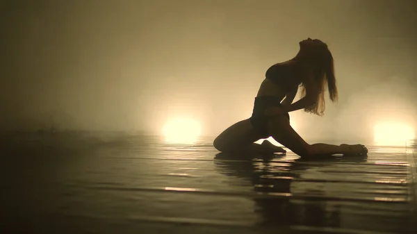 Femme Danseuse Jouant Dans Pièce Sombre Éclairée — Photo