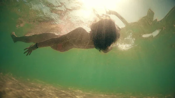Mulher Hispânica Flutua Joga Mar Vista Subaquática — Fotografia de Stock