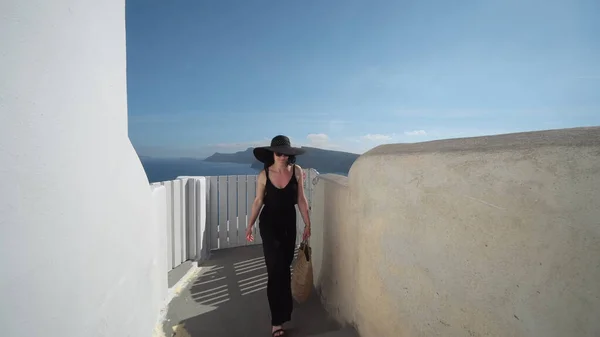 Preto Vestido Mulher Elegante Oia Santorini Saindo Hotel Velha Porta — Fotografia de Stock