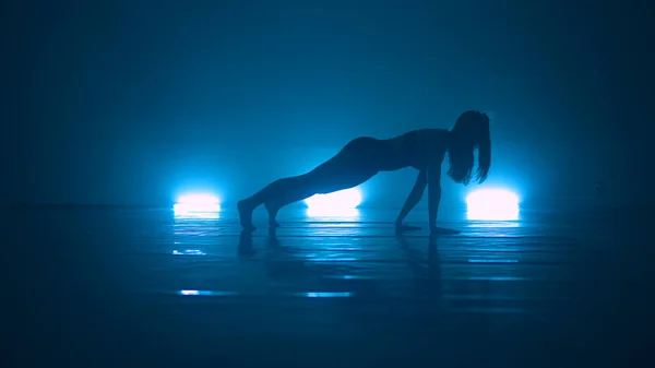 Anmutige Moderne Ballettfrau Tanzt Atelierboden Mit Blaulicht — Stockfoto