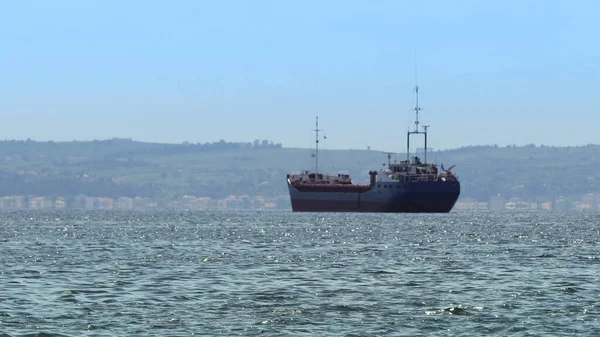 Een Groot Vrachtschip Zee — Stockfoto
