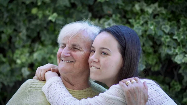 Flicka Kram Äldre Mormor Slow Motion — Stockfoto