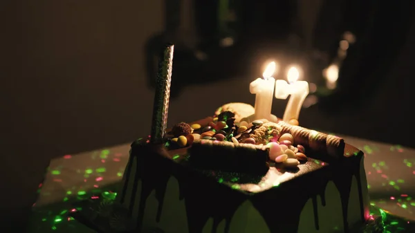Disco Lichter Und Dekorierte Torte Mit Kerzen Auf Teenie Geburtstagsparty — Stockfoto