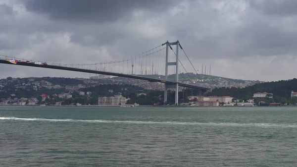Панорамный Вид Истанбульскую Ортакойскую Мечеть Боссовым Мостом Индейке Место Встречаются — стоковое фото