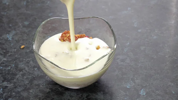 Colazione Sana Versare Yogurt Naturale Spuntini Cereali — Foto Stock