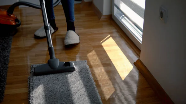 Mulher Bonita Hoovering Piso Parquet Casa Usando Aspirador Moderno — Fotografia de Stock