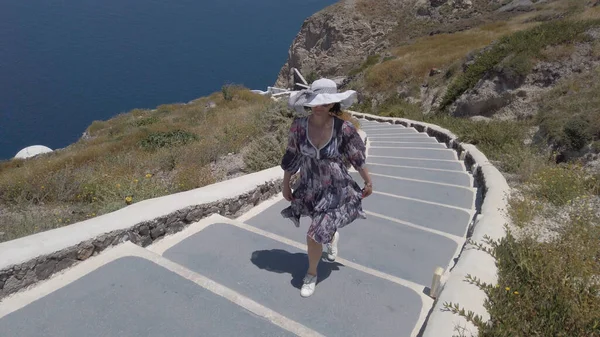 Travel Tourist Happy Woman Awking Stairs Santorini Ilhas Gregas Grécia — Fotografia de Stock