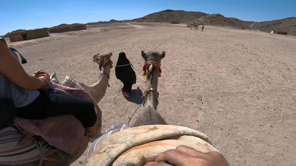 Tourists Couple Relax Safari Dessert Riding Camel Visiting Bedouin Village — Stock Photo, Image