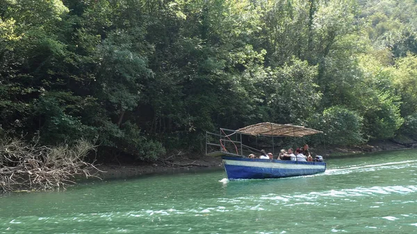 Makedonya Nın Üsküp Kentindeki Muhteşem Güzellikte Matka Gölü Ziyaret Eden — Stok fotoğraf