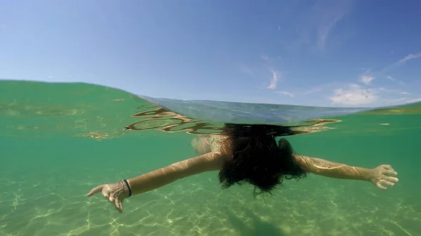 Spaanse Vrouw Drijft Speelt Een Zee Onderwater Uitzicht — Stockfoto