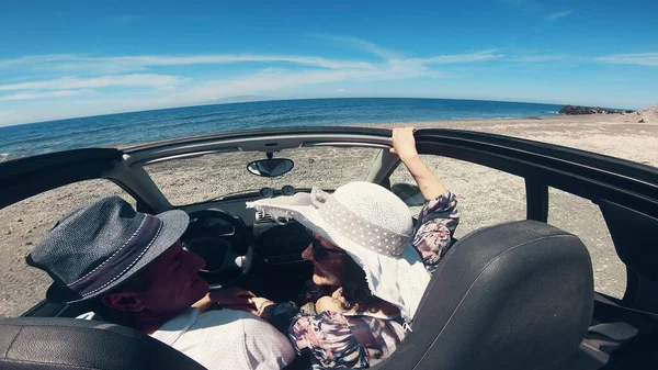 Paar Die Genieten Van Een Rit Een Cabrio Santorini Island — Stockfoto