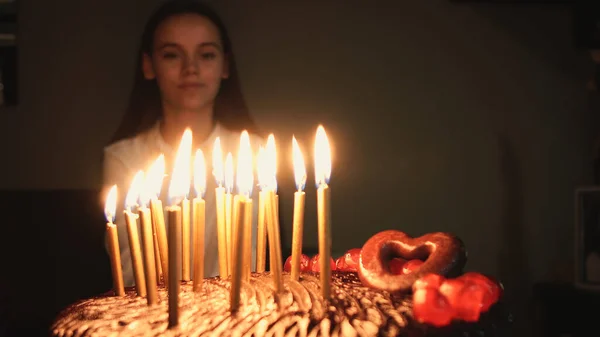 Tonåring Flicka Dans Fira Födelsedag Med Brinnande Ljus Chokladkaka — Stockfoto