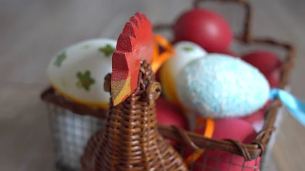 Egy Csirke Alakú Fészek Színes Húsvéti Tojásokkal Otthon Húsvét Napján — Stock Fotó