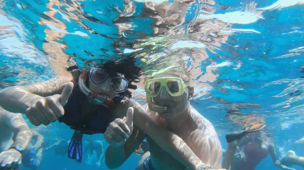 Glückliches Paar Schnorchelmaske Tauchen Unter Wasser Mit Fischschule Korallenriffbecken Reiselebensstil — Stockfoto