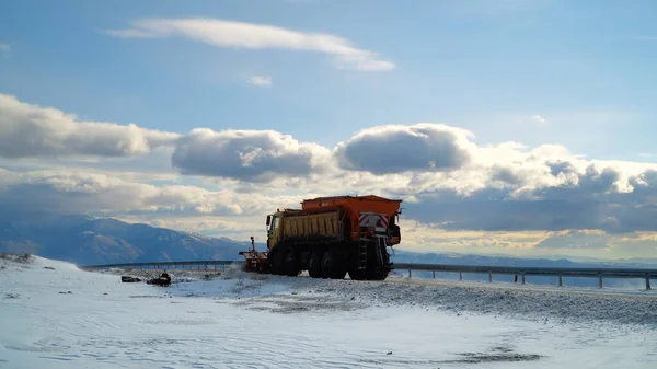 冬の雪嵐の後の雪の耕起清掃道路 — ストック写真