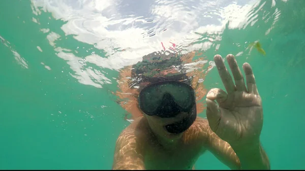 Snorkeling Homme Avec Masque Plongeant Dans Mer Montrant Signe Geste — Photo