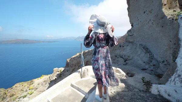 Mulher Vestido Desfrutar Santorini Ilha Nas Escadas Coração Santorini Igreja — Fotografia de Stock