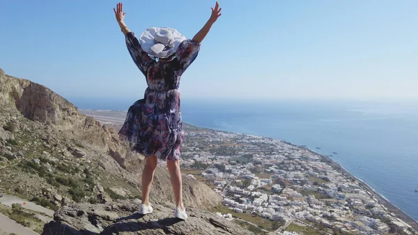 Mulher Feliz Turista Divertindo Girando Torno Alegria Santorini Vista Panorâmica — Fotografia de Stock