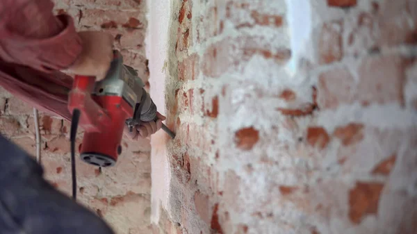 Εργαζόμενος Κατεδαφίσει Τοίχο Από Τούβλα Ηλεκτρικό Σφυρί Σμίλη — Φωτογραφία Αρχείου