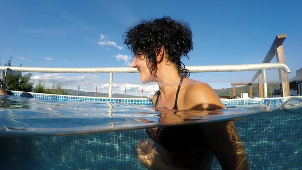 Hälften Vattnet Skott Sexig Kvinna Avkopplande Hydroterapi Termisk Spa Pool — Stockfoto