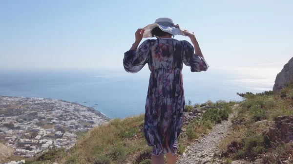 Mulher Caminhe Montanha Antiga Thera Santorini Desfrutando Vista Panorâmica Aérea — Fotografia de Stock