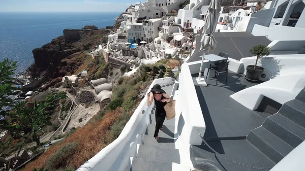 Joyeux Mannequin Mode Dans Des Chœurs Noirs Élégants Chapeau Soleil — Photo