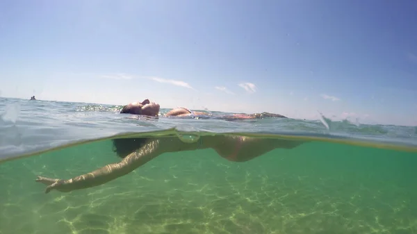 Mulher Hispânica Flutua Joga Mar Vista Subaquática — Fotografia de Stock