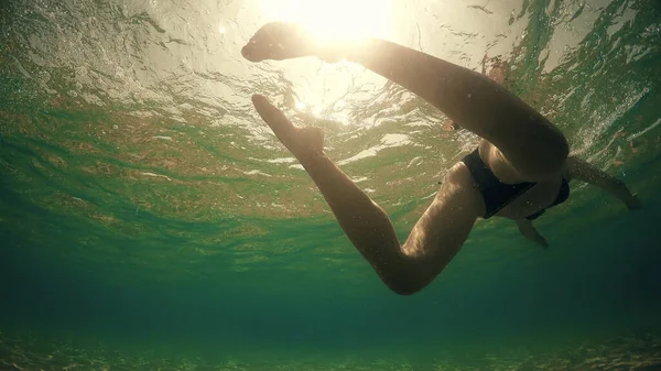 Temiz Deniz Turkuvaz Suyunda Yüzen Seksi Manken Kadın Gopro Kubbesi — Stok fotoğraf