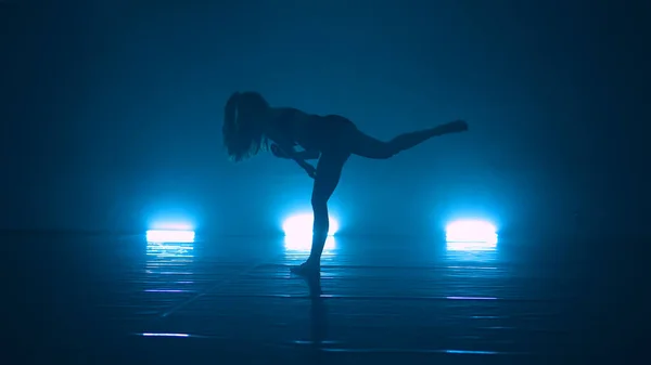 Anmutige Moderne Ballettfrau Tanzt Atelierboden Mit Blaulicht — Stockfoto