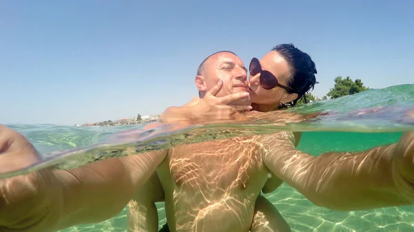 Selfie Eines Romantischen Glücklichen Paares Beim Relaxen Türkisfarbenen Strandwasser Sommerferienkonzept — Stockfoto