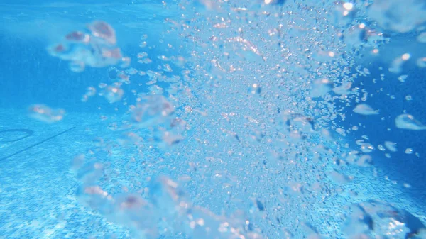 Vista Submarina Del Chorro Agua Piscina Con Burbujas Levantándose Motivo —  Fotos de Stock