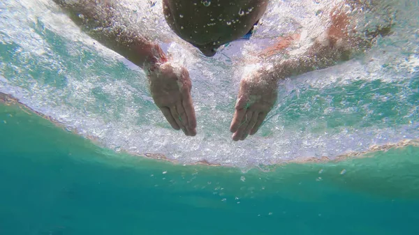 Junger Mann Schwimmt Meer Unterwasserblick — Stockfoto