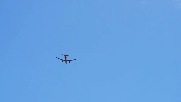 Modern Large Plane Flies Overhead Sky — Stock Photo, Image